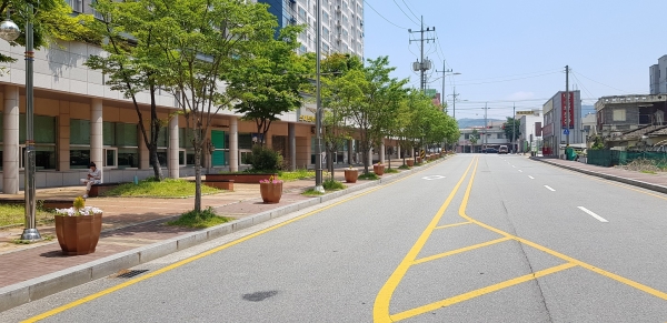 중형화분 설치 모습(성남동 스마트뷰 아파트 앞)