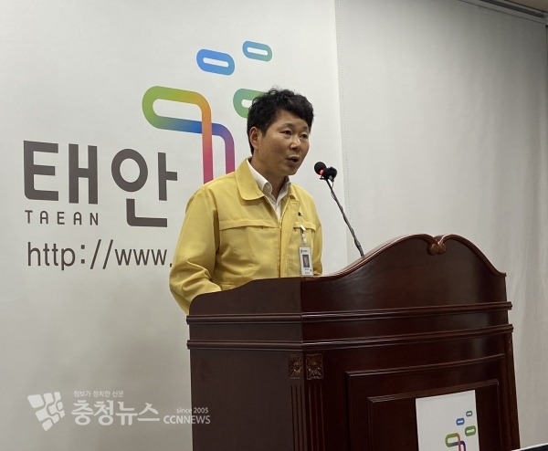 3일 정례브리핑 중인 문용현 문화예술과장