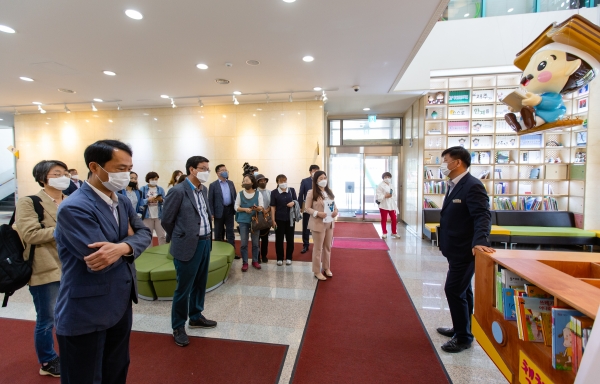 3일, 김돈곤 군수와 관련 시설·단체 관계자, 담당 공무원 등 30여 명과 함께 충북 증평군립도서관 방문
