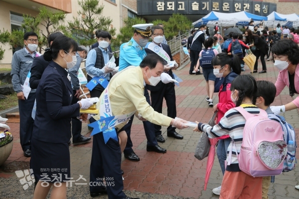 보령 명천초에서 등교하는 학생들을 반갑게 맞이하는 김지철 교육감