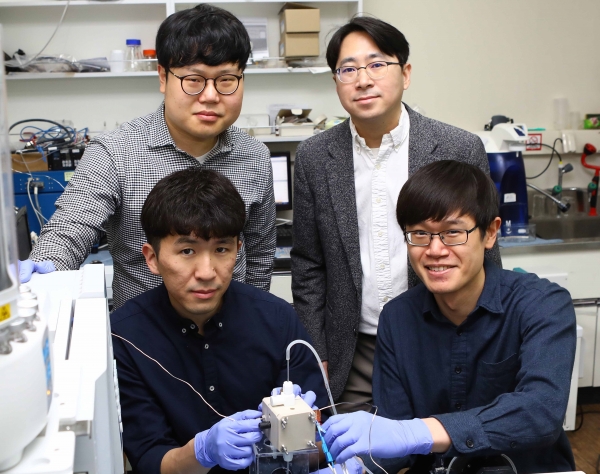(왼쪽 뒤부터 시계방향) 송학현 박사과정, 오지훈 교수, 탄잉촨 박사후 연구원, 이범려 석사과정