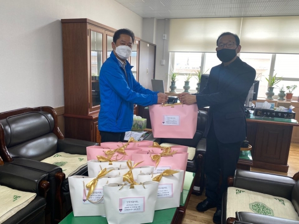 기성종합복지관 김영조 관장이 3일 오전 기성중학교를 방문해 취약계층 청소년을 위한 개인방역물품인 ‘건강지킴키트’를 전달하고 있다.