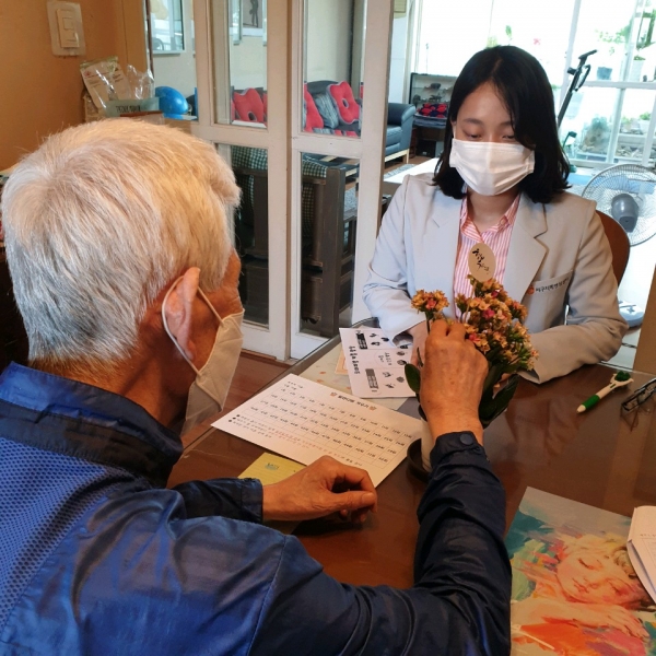 치매안심센터는 코로나19 장기화로 인해 치매환자 및 고위험군 어르신들의 돌봄 공백을 최소화하기 위한 ‘찾아가는 서비스 운영’