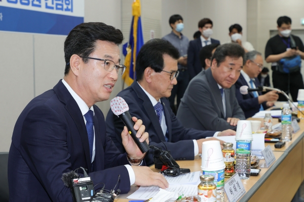 3일 충북 청주 SB플라자에서 열린 더불어민주당코로나19국난극복위원회(위원장 이낙연)의 권역별 현장방문 및 간담회에서 허태정 대전시장이 발언하고 있다.