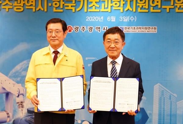 KBSI 신형식(오른쪽) 원장과 이용섭 광주시장