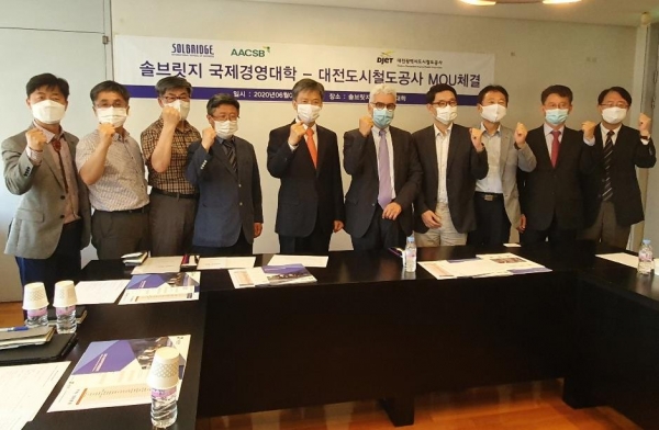 대전도시철도공사와 솔브릿지 국제경영대학이 업무협약을 체결하고 기념사진을 촬영하고 있다