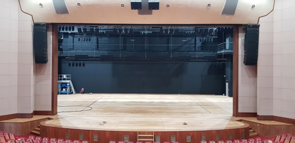 무대장비 교체 장면