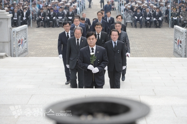 이춘희 세종시장 제64회 현충일 추념식 헌화