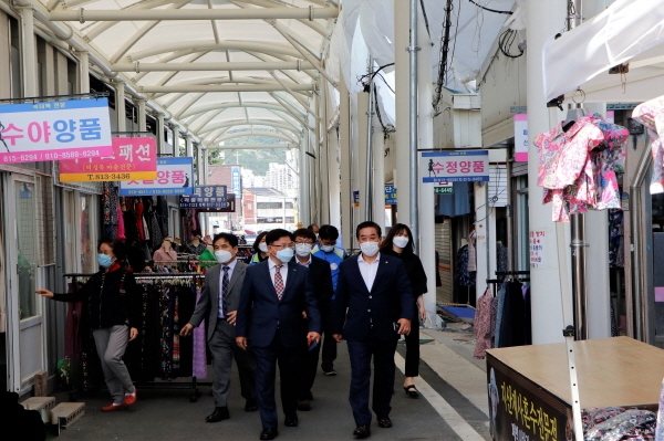 화폐본부 전통시장 장보기 행사 사진