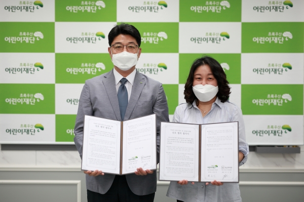 업무협약식 사진 – 최승인 본부장(왼쪽), 윤나영 회장