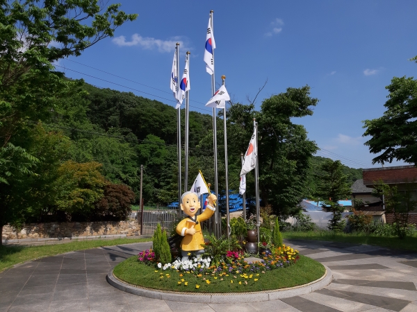 석오이동녕기념관 대의(大義) 태극기 동산