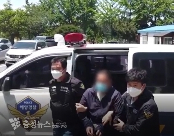 코로나19 검사결과 음성 판정으로 1일 오후 태안해경으로 압송하는 밀입국자