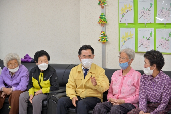 .박정현 군수 물품기탁 장면