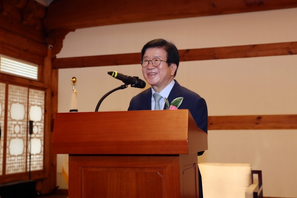 박병석 국회의장이 5일 국회 사랑재에서 국회 소속기관(국회사무처·도서관·예산정책처·입법조사처) 기관장 및 부서장들과 만나 취임인사를 하고 있다.