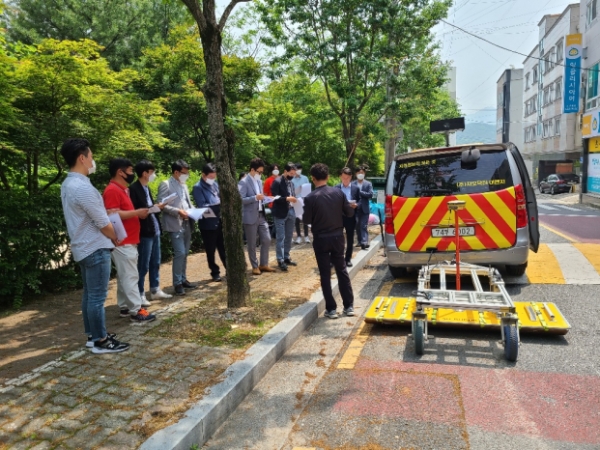 지난 5월 26일 복수동 신계중학교 일원에서 구청 건설과 및 토목직 직원 10여 명이 참여한 가운데 차량형 3D GPR 탐사 장비를 활용하여 지반탐사 현장 시연을 했다