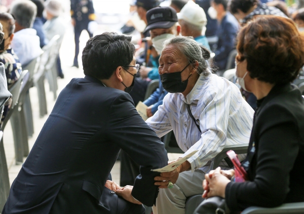 맹정호시장이 현충일 유공자 유가족을 위로 하고 있다
