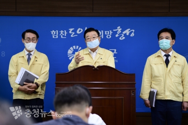 8일 긴급 브리핑을 하는 김석환 군수(가운데)