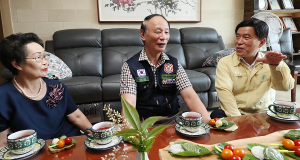 황인호 동구청장(사진 오른쪽)이 참전유공자 성기환 씨와 담소를 나누고 있다.