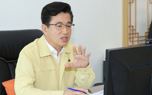 허태정 대전시장이 8일 진행된 주간업무회의에서 코로나 19 확산 방지에 만전을 기해줄 것을 당부하고 있다.