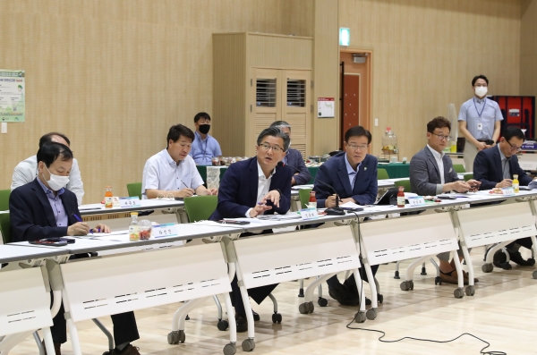 8일 국립대전숲체원 강당에서 열린 ‘성북동ㆍ방동저수지 일원 개발계획 타당성 검토 및 기본구상 용역’ 착수보고회에서 정용래 유성구청장이 과업수행업체 관계자에게 질문을 하고 있다