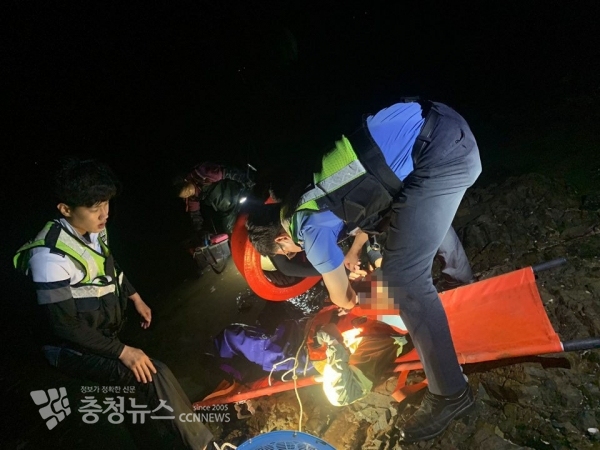 갯벌 해루질 고립자를 구조해 들것으로 이송조치 중인 해양경찰. (출처=태안해양경찰서)