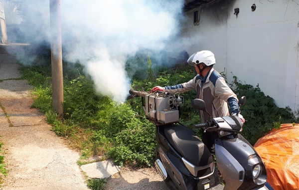 검정날개버섯파리 대응 일제방역 모습