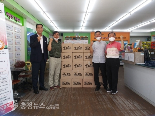 ㈜한도라지 영농조합법인에서 도라지 엑기스를 기탁하는 모습