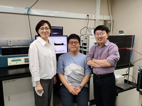 (왼쪽부터) 김빛내리 RNA 연구단장(공동교신저자), 배종우 연구원(제1저자), 김종서 책임연구원(공동교신저자).