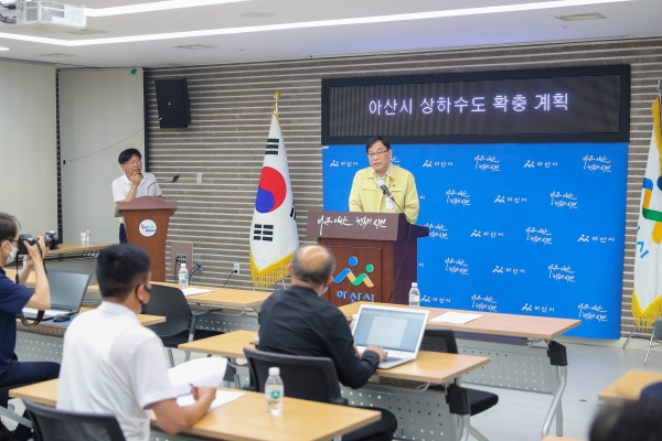 유용일 수도사업소장이 50만 자족도시 위한 상하수도 시설 확충 계획을 설명하고 있다.