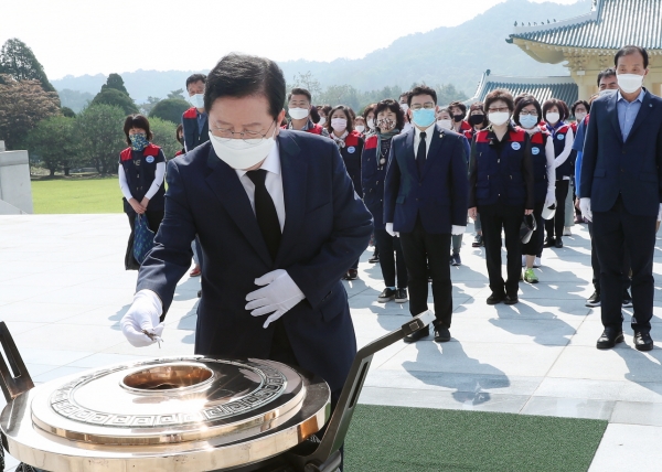 장종태 서구청장, 현충원 참배 모습