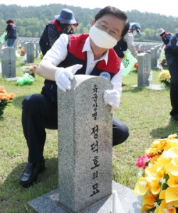 장종태 구청장 묘역정화 봉사활동 모습