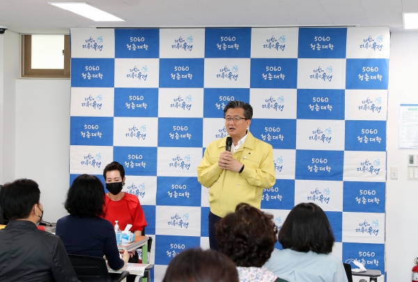 지난 8일 구암평생학습센터에서 열린 ‘행복여가지도사과정’ 개강식에서 정용래 유성구청장이 인사말을 하고 있다