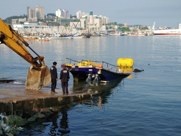 슬립웨이로 인양된 화재선박 사진