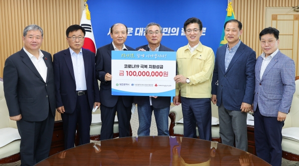 (왼쪽부터) 정태희 대전사회복지공동모금회 회장, 김경환 버스운송사업조합 감사, 김창중 버스운동사업조합 부이사장, 김광철 버스운송사업조합 이사장, 허태정 대전시장, 이기영 버스운송사업조합 감사, 박용훈대전사회복지공동모금회 사무처장