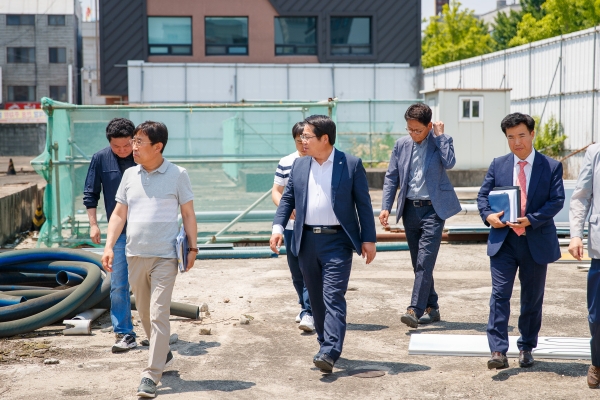 오세현 아산시장이 ’19년 5월, 구터미널 부지 등 온양 원도심 유휴부지를 방문해 관련 부서 직원들과 발전 방향을 논의하고 있다
