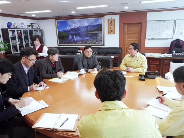 오세현 시장이 중앙재난관리평가단과 인터뷰를 진행하고 있다.