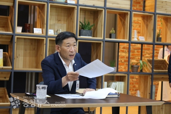 김찬배 기후환경국장이 10일 도청 기자실에서 현대제철 행정심판 결과와 향후 계획에 대해 설명했다.