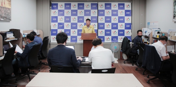 김지범 보건위생과장이 10일 시청 브리핑룸에서 포스트 코로나 굿바이 바이러스 프로젝트에 대해 밝히고 있다.