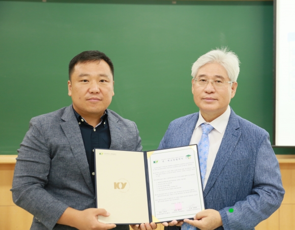 협약후 기념촬영을 하고 있는 허광희 소장(오른쪽)과 박순범 이사