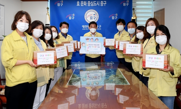 10일 드림스타트 대상아동 170여명을 위한 건강꾸러미를 전달하며 또한 직원 20여명과 함께 ‘덕분에 챌린지’에 참여하며 의료진을 응원했다