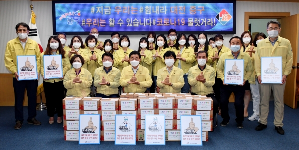 10일 드림스타트 대상아동 170여명을 위한 건강꾸러미를 전달하며 또한 직원 20여명과 함께 ‘덕분에 챌린지’에 참여하며 의료진을 응원했다