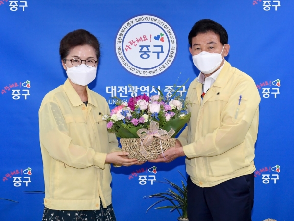 박용갑 중구청장, 플라워버킷챌린지 동참/ 왼쪽 중구보건소 정명숙과장, 오른쪽 박용갑 중구청장