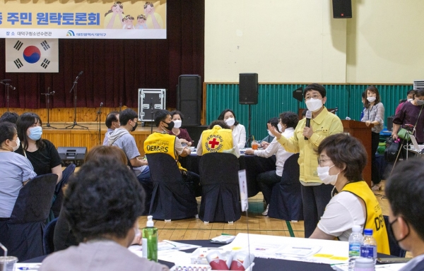 10일 대덕구청소년수련관에서 ‘대덕구라서 행복한 이유’라는 주제로 주민들과 원탁 토론회를 가졌다.