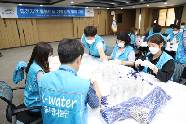 한국수자원공사 임직원봉사단이 목걸이형 손소독제를 제작하는 모습