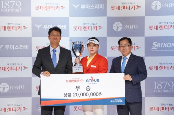 지난달 24일 펼쳐진 ‘2020 롯데렌터카 GTOUR 여자대회 1차 결선’ 시상식에서 (왼쪽부터) 골프존 박강수 대표이사, 우승자 한지민, 롯데렌터카 김경봉 상무가 기념사진을 촬영하고 있다