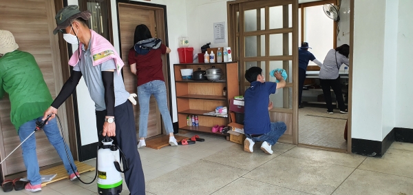 농촌자원과 직원들이 둔포면 신항1리를 방문해 마을회관 방역과 농기계수리 봉사를 펼쳤다.