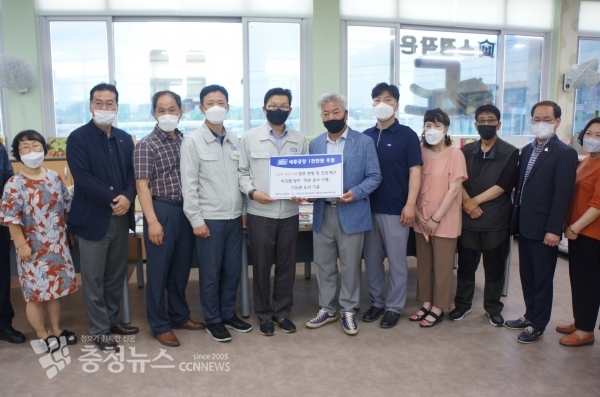 작은도서관에 미관공사 지원과 도서 750권 기증