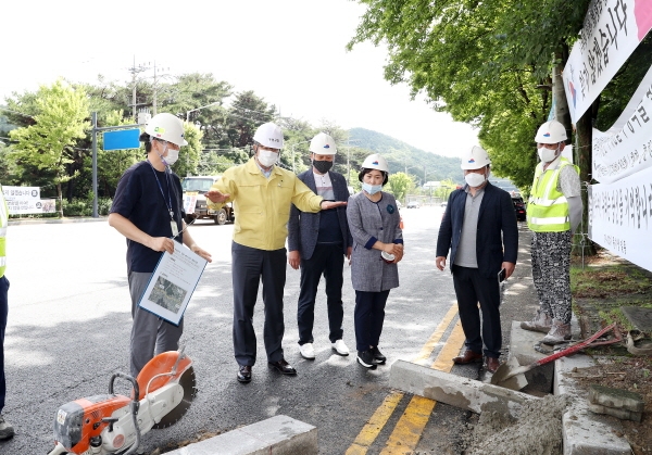 정용래 유성구청장이 11일 오전 현충원로 일원 ‘노후 배수시설 개량사업’ 공사현장을 찾아
