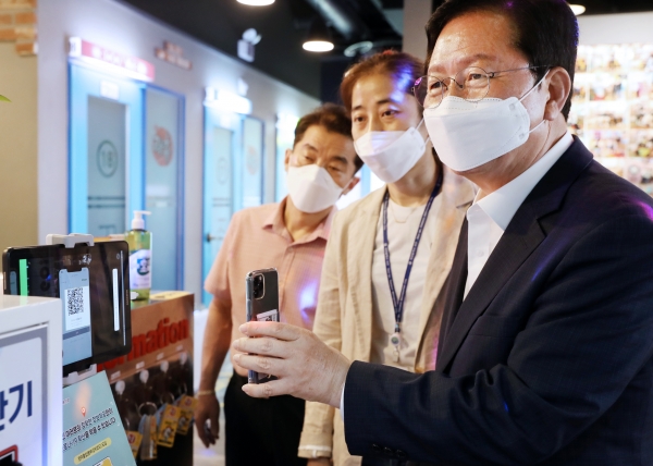 서구는 가수원동의 한 코인 노래연습장을 찾아 지난 10일부터 의무화된 고위험시설의 전자출입명부 운영을 직접 확인했다