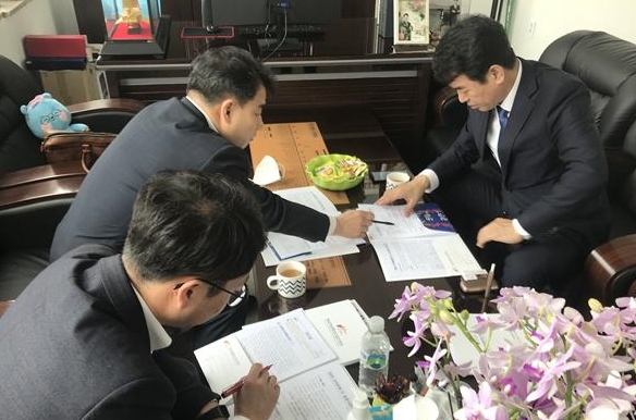 지난달 25일 CT 실증사업(R&D) 간담회를 갖고 있는 문진석(오른쪽) 의원